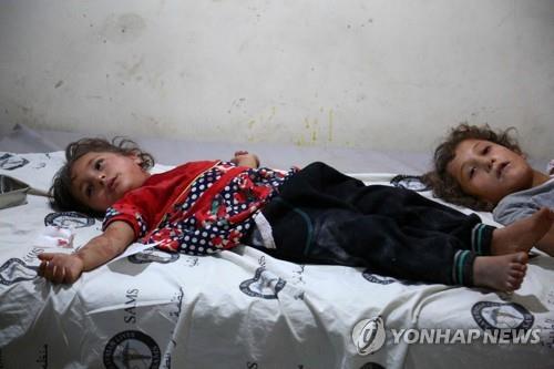 시리아 정부군의 공습에 부상한 이들립 지역 어린이