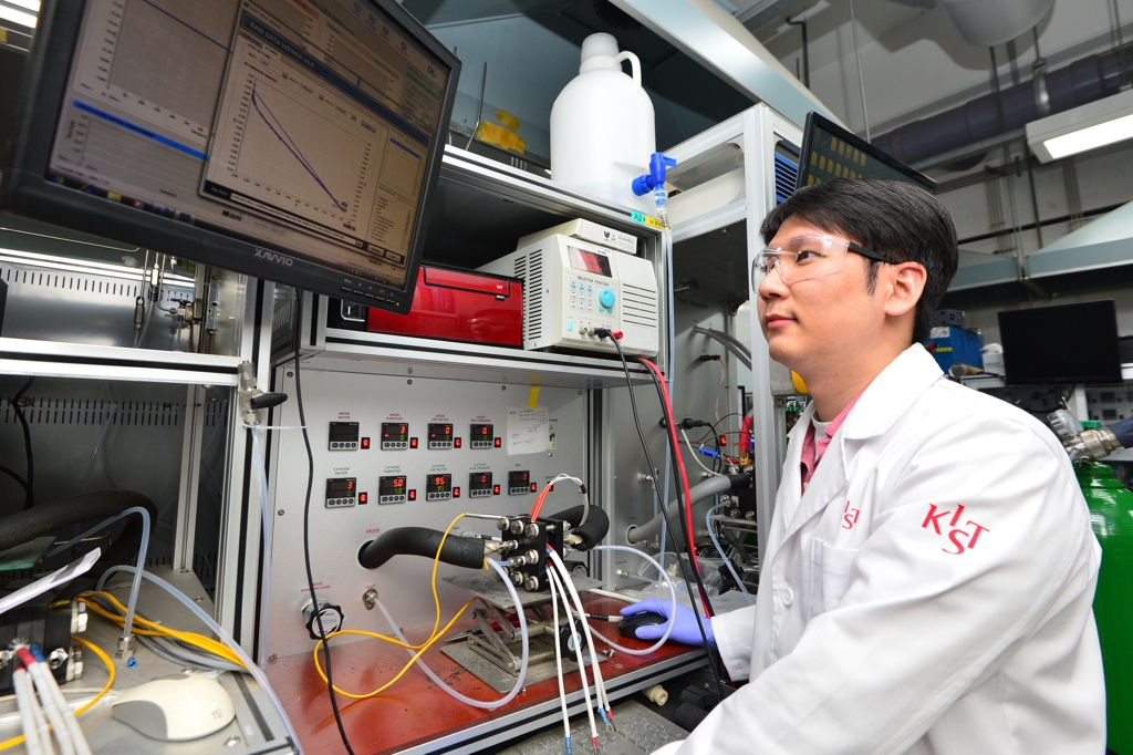 김종민 KIST 연구원(제1저자)이 불소 도핑 주석산화물 촉매 담지체를 적용한 연료전지를 테스트하고 있다. [KIST 제공] 