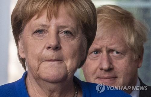 앙겔라 메르켈 독일 총리(왼쪽)와 보리스 존슨 영국 총리
