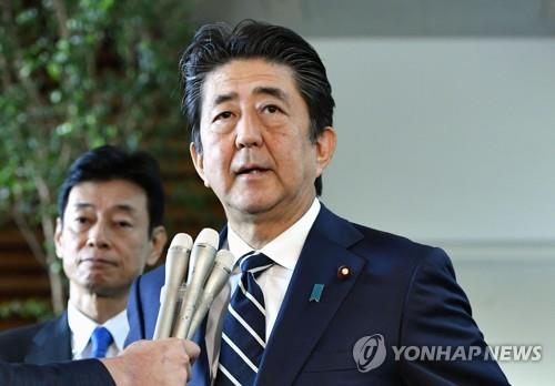 (도쿄 로이터=연합뉴스) 아베 신조 일본 총리가 23일 도쿄 관저에서 한국 정부의 군사정보보호협정(GSOMIA) 종료 결정에 관한 취재진의 질문에 답하고 있다.leesh@yna.co.kr
