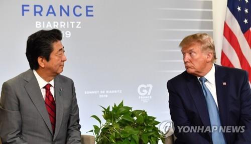 G7 정상회의 기간 양자회담 하는 트럼프 미국 대통령과 아베 일본 총리