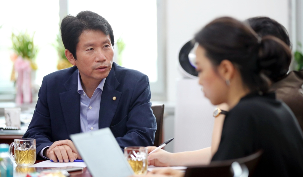 인터뷰하는 이인영 원내대표