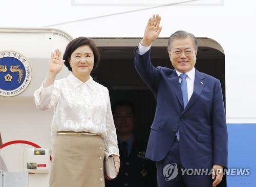 문 대통령 내외, '동남아 순방 다녀오겠습니다' (성남=연합뉴스) 배재만 기자 = 동남아 3개국 순방길에 오르는 문재인 대통령이 김정숙 여사와 1일 오후 서울공항 공군 1호기에서 손을 흔들고 있다. 태국은 공식방문, 미얀마·라오스는 국빈방문이다. 한국 대통령의 라오스 국빈방문은 처음이다. 2019.9.1 scoop@yna.co.kr(끝)