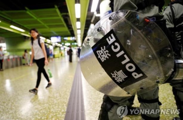 3일 총파업에 대비해 지하철역을 지키는 홍콩 경찰