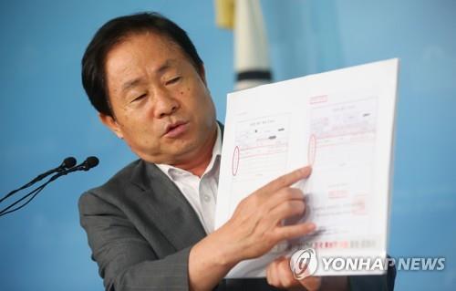 조국 장관 관련 기자회견 하는 주광덕 의원 (서울=연합뉴스) 김인철 기자 = 자유한국당 주광덕 의원이 9일 오후 여의도 국회 정론관에서 조국 법무부 장관 관련 기자회견을 하고 있다. 2019.9.9 yatoya@yna.co.kr(끝)