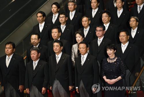 (도쿄 EPA=연합뉴스) 아베 신조 일본 총리와 11일 구성된 새 내각 구성원들이 이날 도쿄 총리 관저에서 기념 촬영에 응하고 있다.