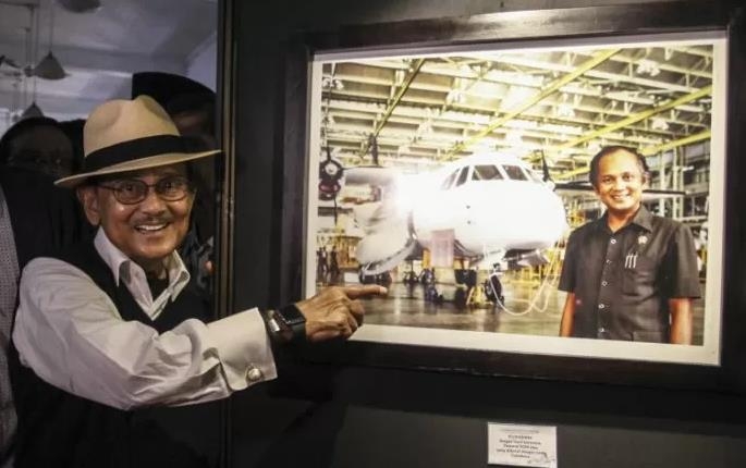 2016년에 촬영된 하비비 전 대통령. 항공기업체 근무시절 사진을 보여주는 모습 