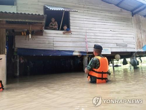북부 피치 주에서 홍수를 피해 2층으로 피신한 주민들
