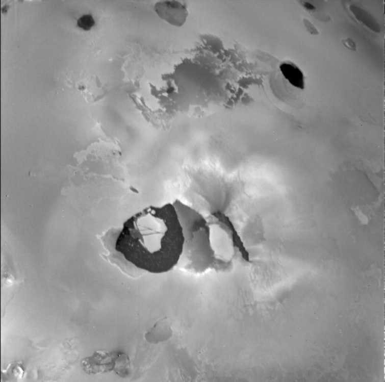보이저1호가 포착한 이오 위성 최대 화산 로키(중앙 검은 부분)