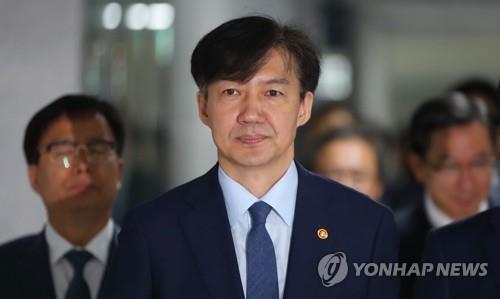 당정협의 참석한 조국 장관 (서울=연합뉴스) 김인철 기자 = 조국 법무부 장관이 18일 국회 의원회관에서 열린 사법개혁 및 법무개혁 당정협의에 참석하기 위해 회의실로 향하고 있다. 2019.9.18 yatoya@yna.co.kr