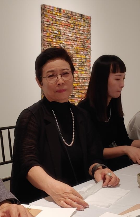 24일 갤러리현대를 찾은 신성희 작가의 아내 정이녹 씨