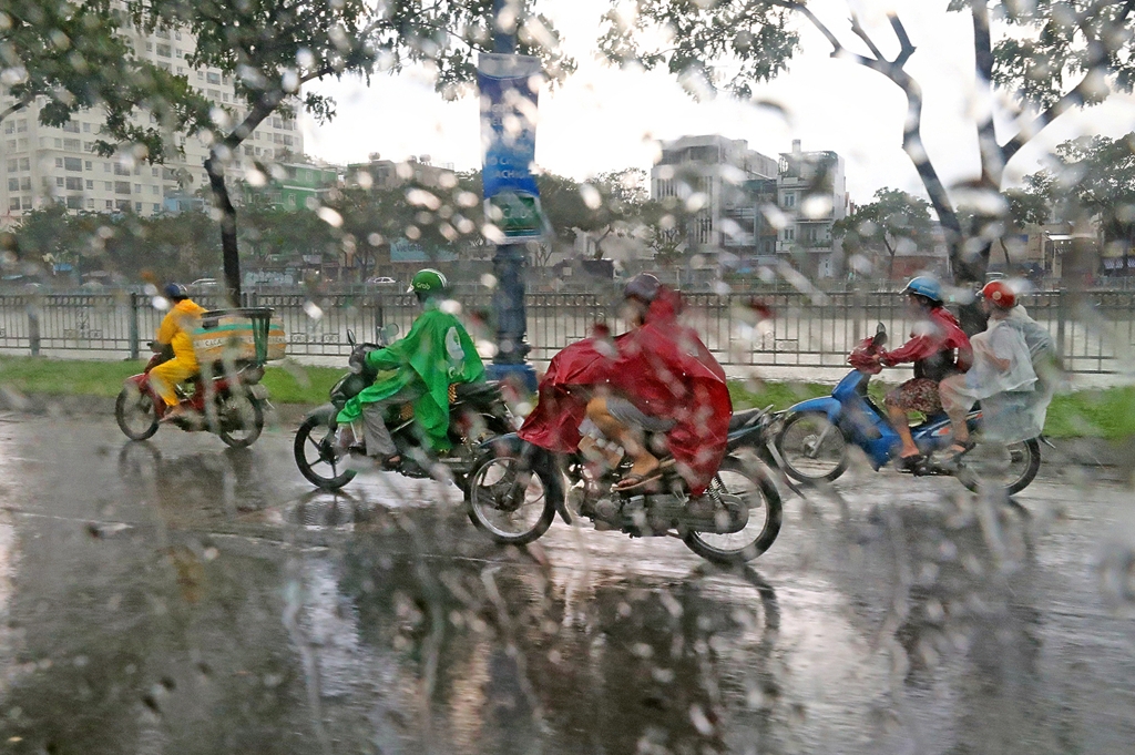 폭우 속을 달리는 오토바이들 [사진/조보희 기자]