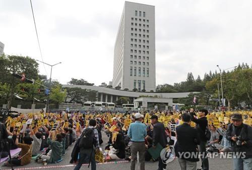 속속 모여드는 검찰 개혁 목소리 (서울=연합뉴스) 류영석 기자 = 5일 오후 서울 서초구 대검찰청 앞에서 검찰개혁 촛불 문화제 참가자들이 오후 6시 집회를 앞두고 사전집회를 하고 있다. 2019.10.5 ondol@yna.co.kr(끝)