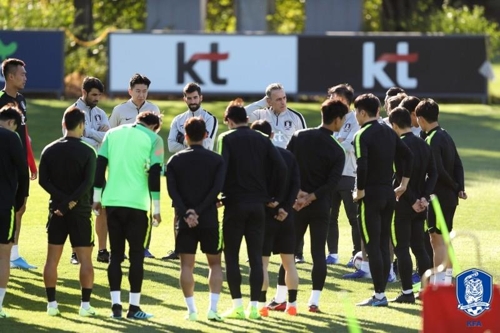 훈련 전 선수들과 이야기하는 벤투 감독(중앙)
