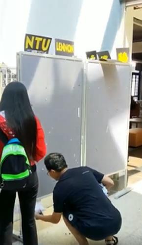 대만대 내 레넌 벽 훼손하고 있는 리샤오둥(오른쪽)