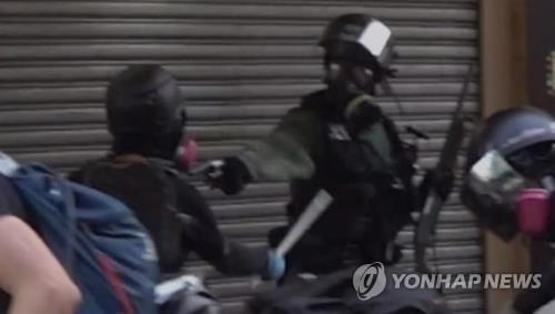 시위 참여 고교생 향해 실탄 쏘는 홍콩 경찰