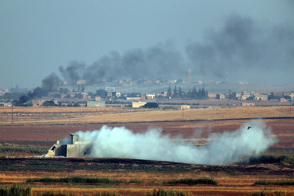 터키군의 공격으로 불타는 시리아 북동부 지역 시설물들 [리아노보스티=연합뉴스]