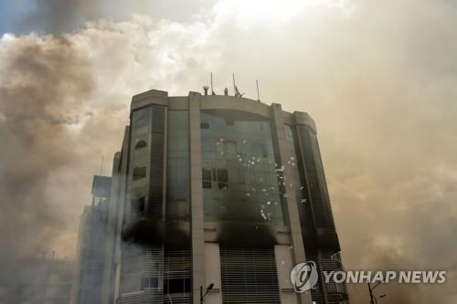 검은 연기가 치솟는 에콰도르 수도 키토의 정부건물