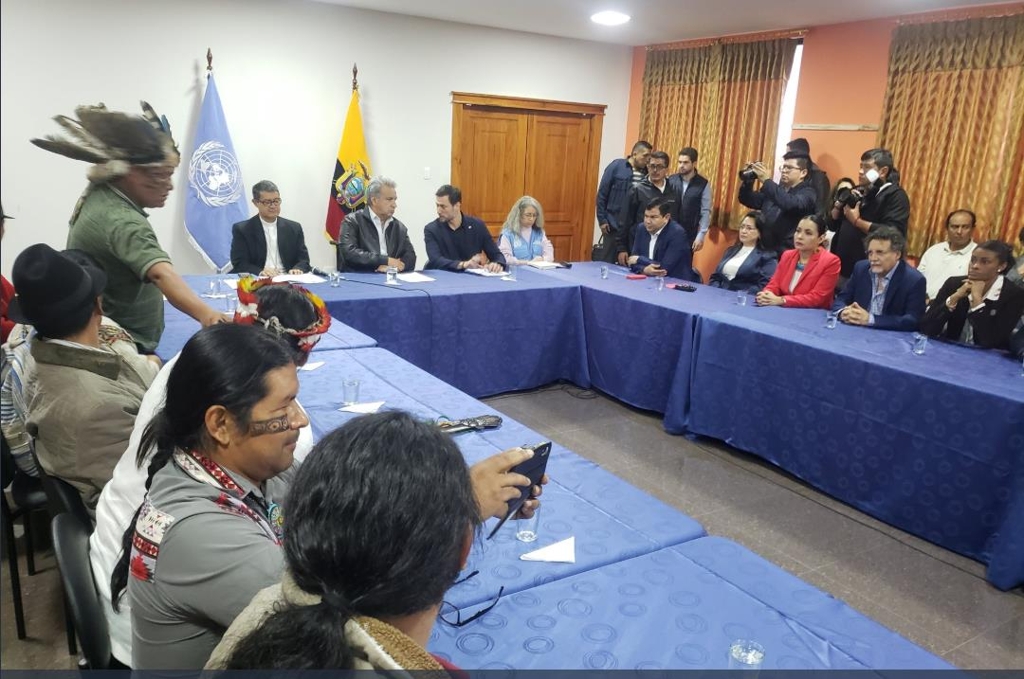 대화 테이블 앉은 에콰도르 정부와 시위대