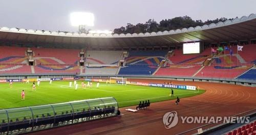 무관중 경기로 치러진 한국-북한의 카타르 월드컵 2차 예선 경기 장면