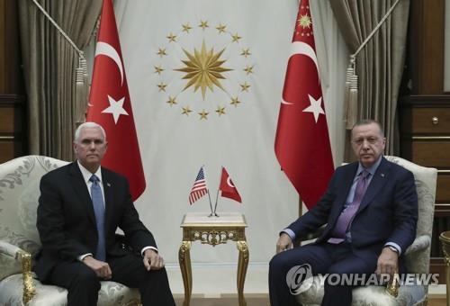 마이크 펜스 미국 부통령(좌)과 레제프 타이이프 에르도안 터키 대통령