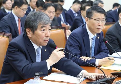 의원 질의 답변하는 윤석헌 금융감독원장