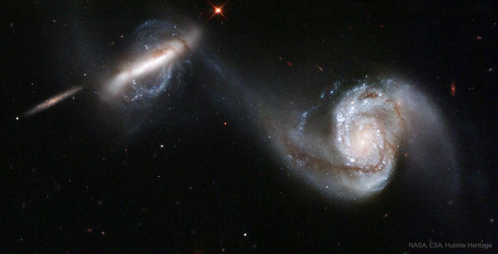 합병 중인 두 은하 
