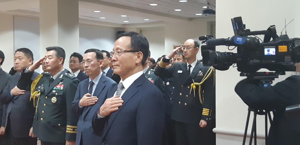 자신의 취임식에 참석한 이수혁 주미대사