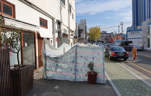 기존 점포와 인도 사이 땅 소유자가 친 펜스 모습