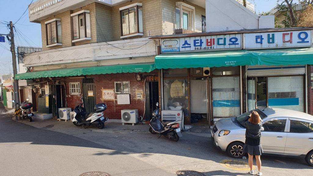 서울 창신동의 오래된 비디오 가게 간판