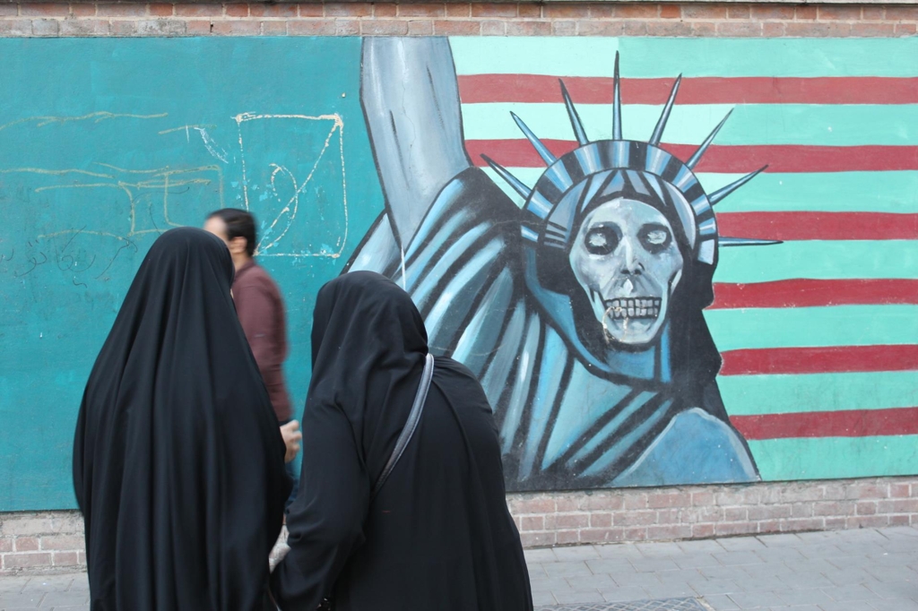 테헤란의 옛 미 대사관 터 외벽에 그려진 이전 벽화