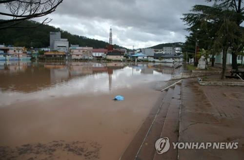 태풍으로 물에 잠긴 학교 운동장