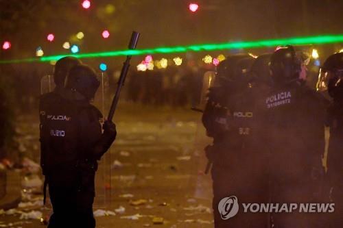 경찰을 향해 레이저를 쏘는 홍콩 시위대