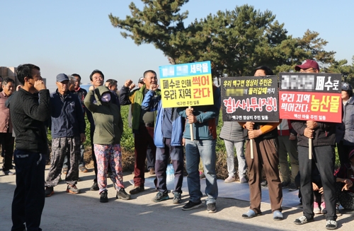 김제 하천에 화학약품 섞인 폐수 흘러들어…농민 "세탁업체가 주범"