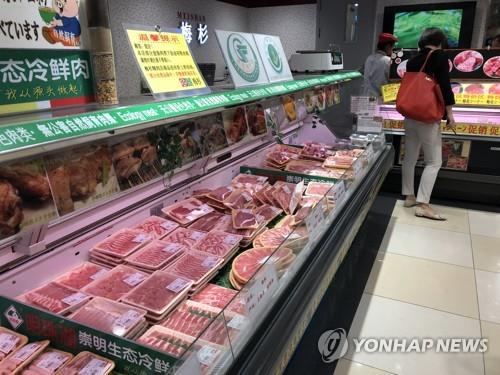 중국 슈퍼마켓의 돼지고기 판매대
