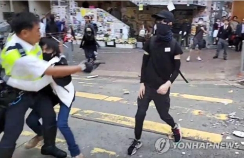 11일 시위자를 향해 실탄을 발사하는 홍콩 경찰