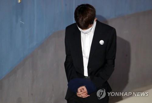 고개숙인 정준영(서울=연합뉴스) 서명곤 기자 = 성관계 동영상을 불법으로 촬영·유포한 혐의로 기소된 가수 정준영이 법정으로 향하고 있다. seephoto@yna.co.kr