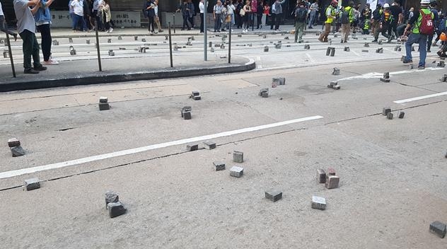 홍콩 시위대가 도로 위에 흩뜨려 놓은 보도블럭