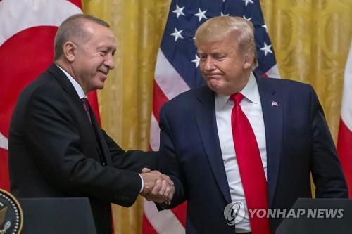 정상회담 후 기자회견에 나선 트럼프(우) 미국 대통령과 에르도안 터키 대통령