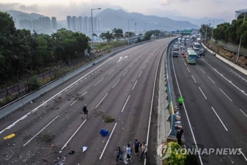 홍콩 시위대가 바리케이드 등으로 봉쇄한 톨로 고속도로