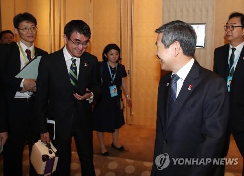 다시 또 마주친 한-일 국방장관