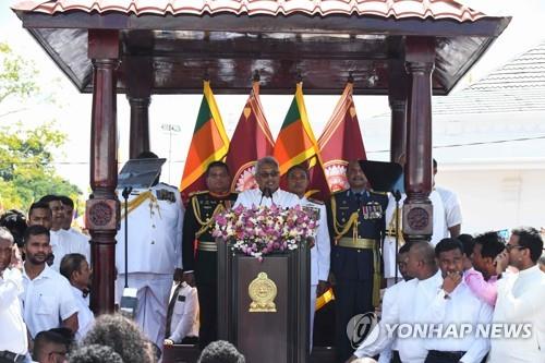 18일 스리랑카 대통령에 취임한 고타바야 라자팍사 전 국방부 차관(가운데). [AFP=연합뉴스]
