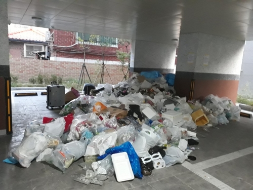 쓰레기로 가득 찬 공공임대주택 주차장