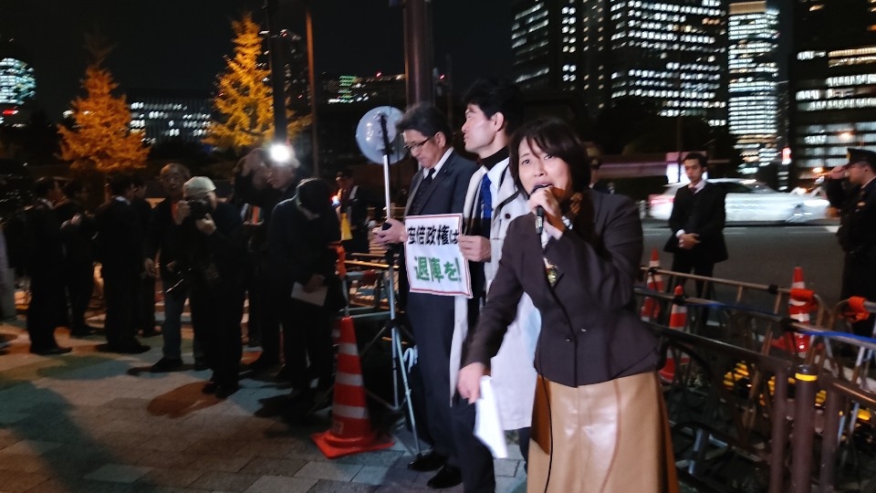 (도쿄=연합뉴스) 다무라 도모코(田村智子) 공산당 참의원 의원이 18일 저녁 도쿄 총리 관저 앞에서 열린 아베 총리 퇴진 촉구 집회에서 연설하고 있다.