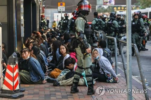 홍콩 이공대 부근에서 경찰에 연행된 시위대