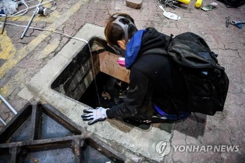 19일 하수도를 통해 캠퍼스 밖으로 나가려고 하는 시위대