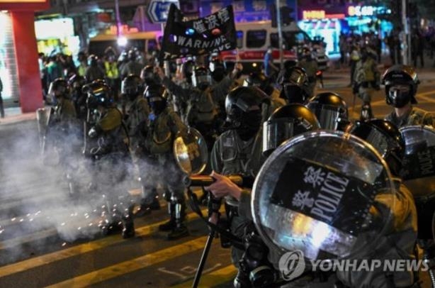 시위대 향해 최루탄 발사하는 홍콩 경찰