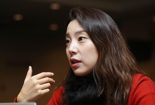 인터뷰하는 소프라노 황수미