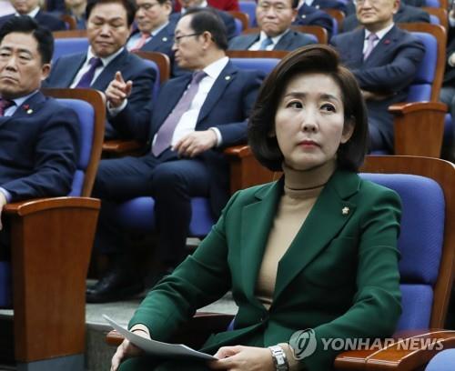 의원총회 참석한 자유한국당 나경원 원내대표 (서울=연합뉴스) 안정원 기자 = 자유한국당 나경원 원내대표가 4일 오전 서울 여의도 국회에서 열린 의원총회에 참석해 있다. 나 원내대표 뒤로 박완수 사무총장과 이종배 의원이 대화하고 있다. 2019.12.4 jeong@yna.co.kr(끝)