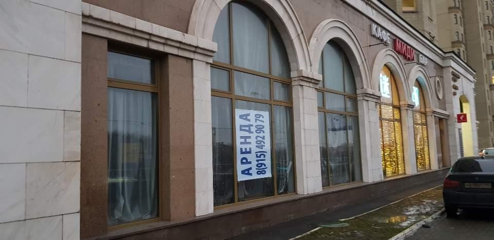 (모스크바=연합뉴스) 모스크바 남서쪽 로모노솝스키 대로에 있던 북한 식당 '능라도'가 폐점한 모습. 창문에 임대 광고와 전화 연락처가 붙어있다. 